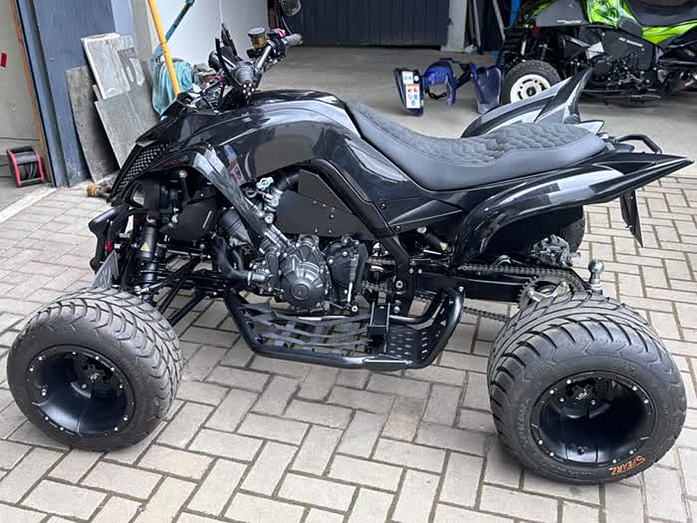 Schwarzer Yamaha Raptor Umbau