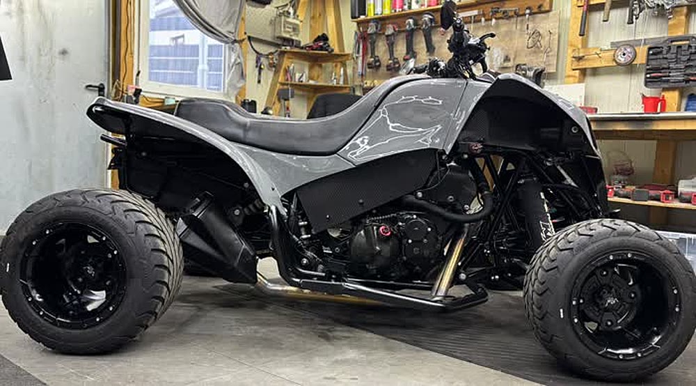 Grauer Raptor mit Carbon-Verkleidung