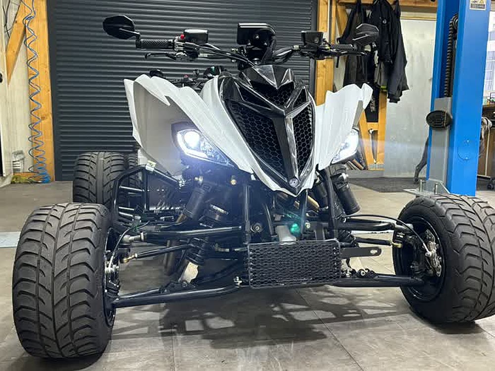 Weißer Yamaha Raptor mit Scheinwerfern