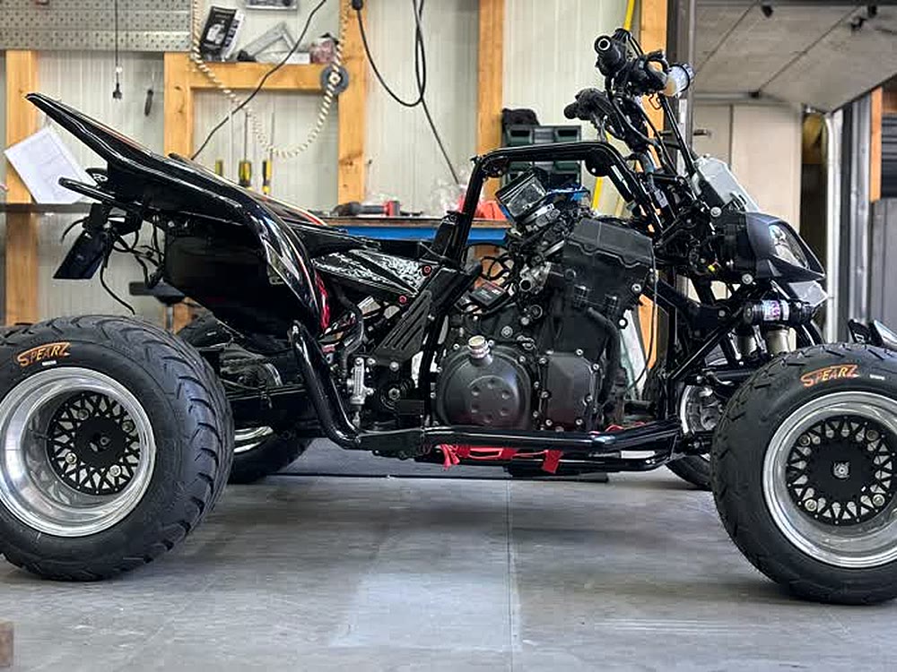 Schwarzer Raptor mit freigelegtem Motor